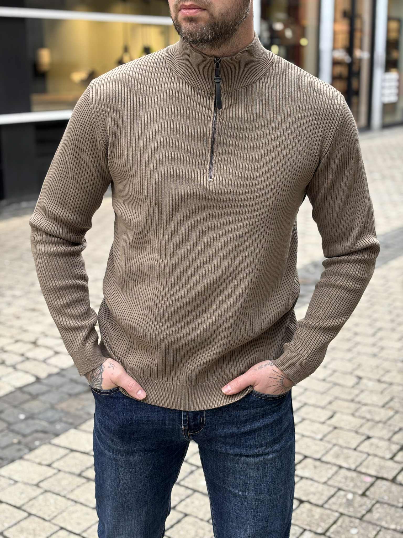 PULL HUGO